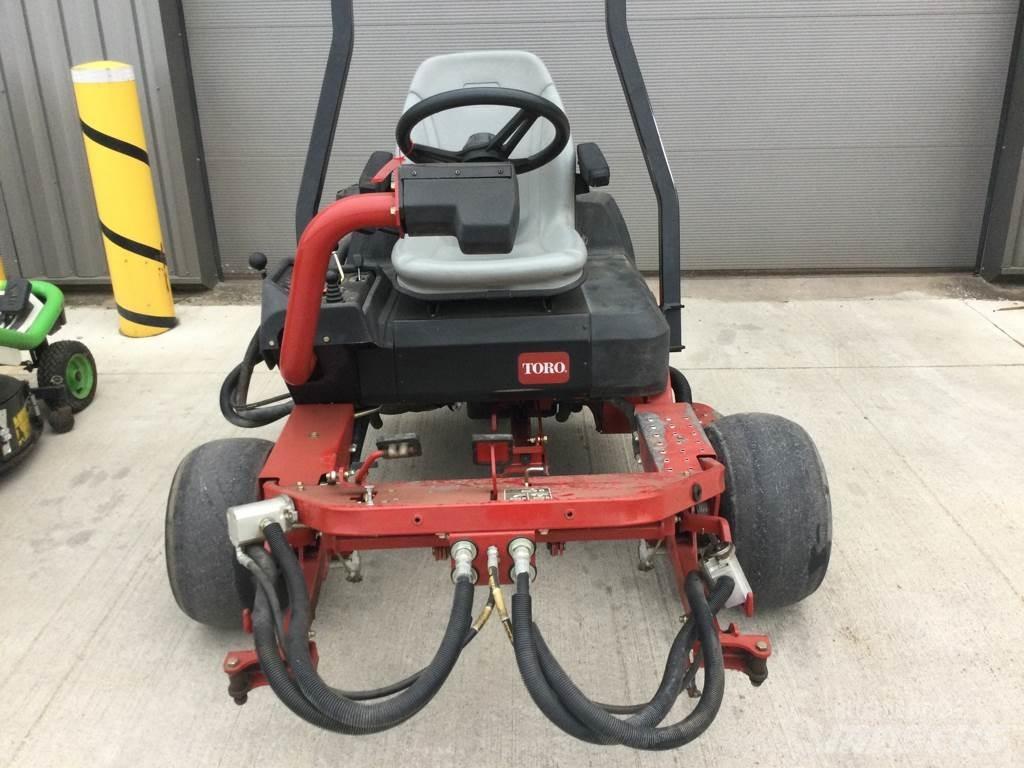Toro 3250D Mauriņa traktors