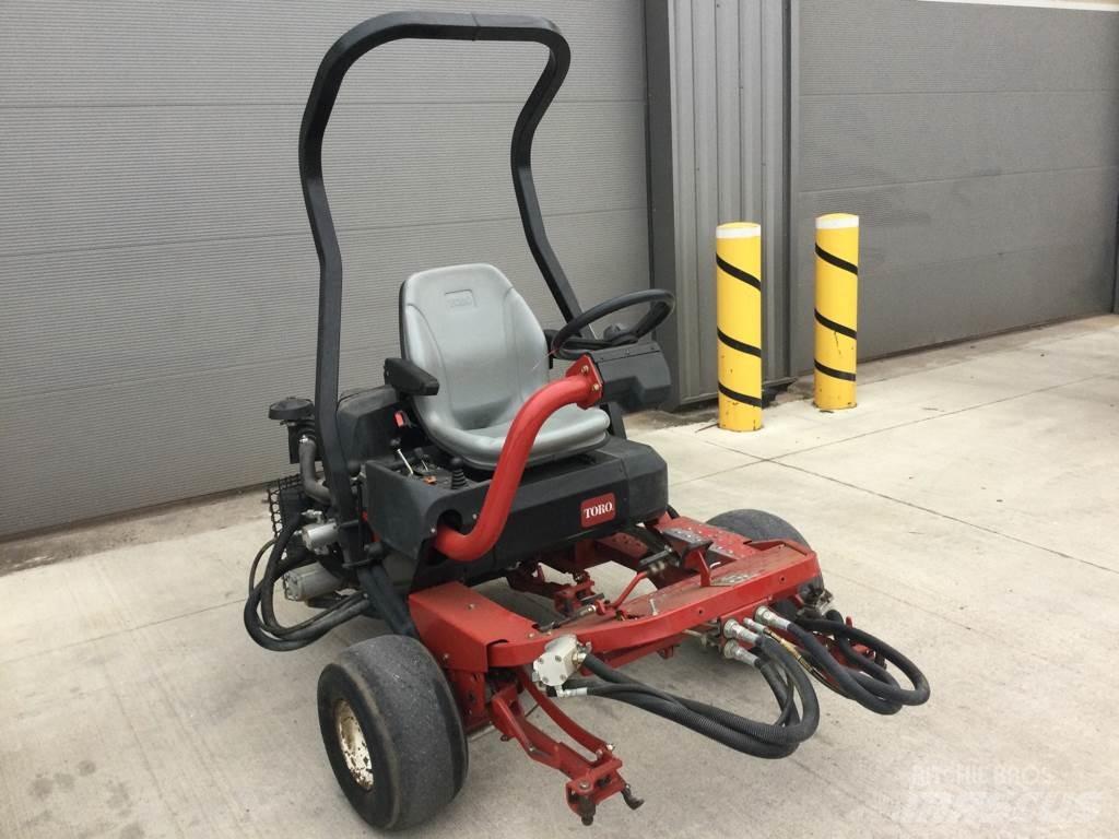 Toro 3250D Mauriņa traktors