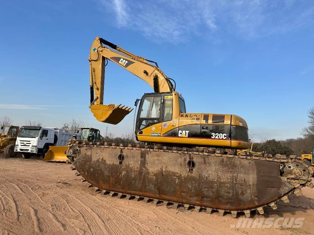 CAT 320 C L Amfībijas tipa ekskavatori