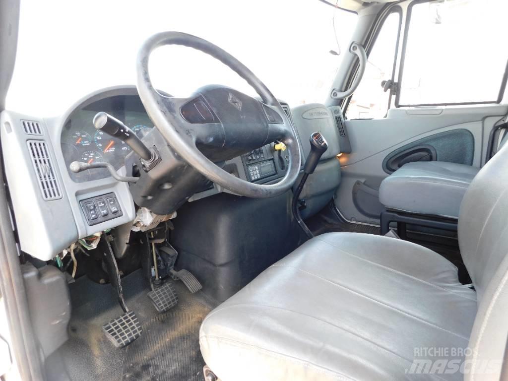 International 4400 Smagās mašīnas ar konteineriem