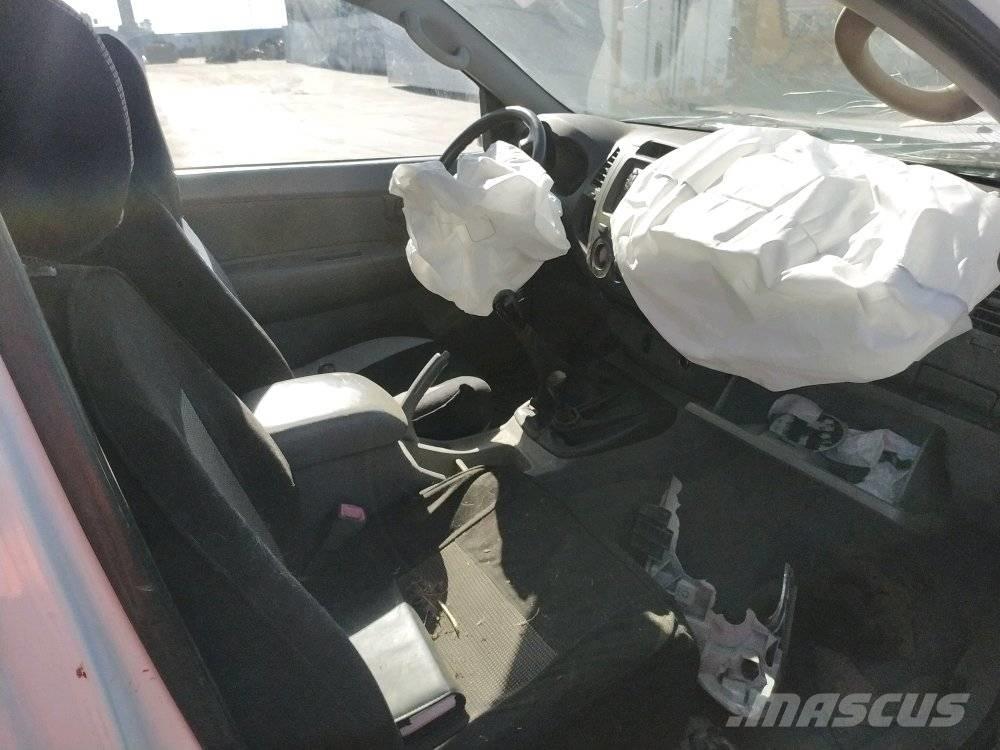 Toyota Hilux 4 Vieglais kravas automobilis/izkraušana no sāniem
