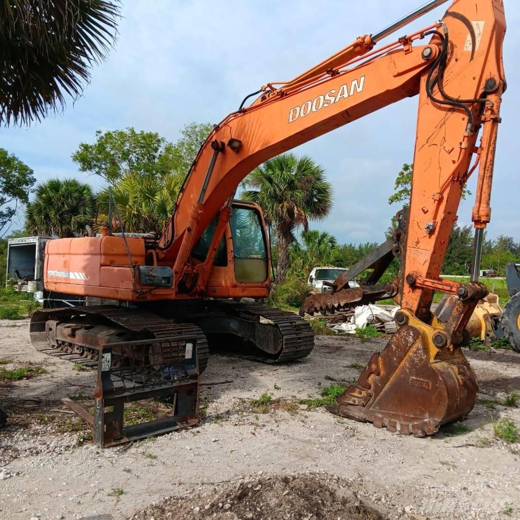 Doosan DX 225 LC Kāpurķēžu ekskavatori