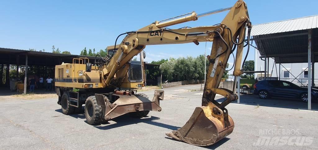 CAT 214 B Ekskavatori uz riteņiem