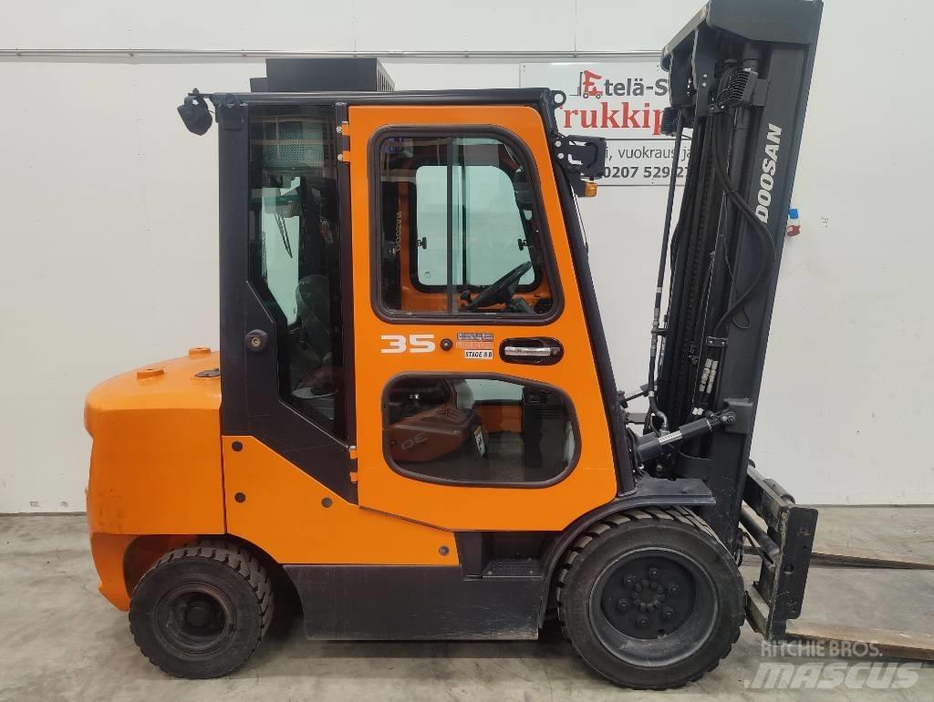 Doosan D 35 C-7 Tehnika ar dīzeļa dzinēju