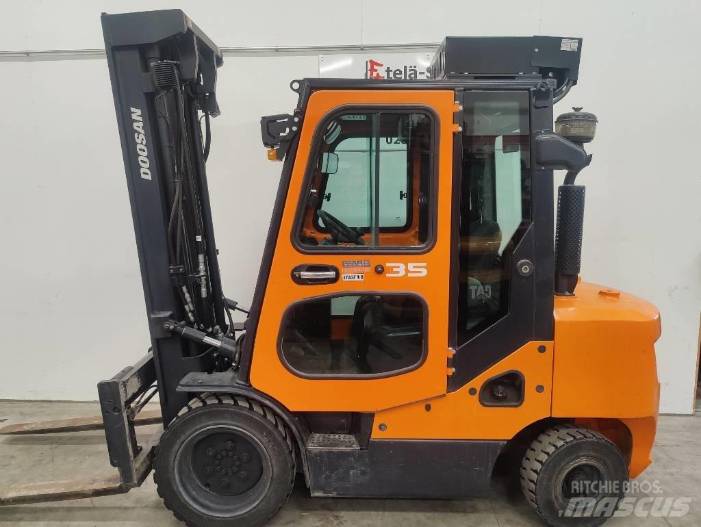 Doosan D 35 C-7 Tehnika ar dīzeļa dzinēju