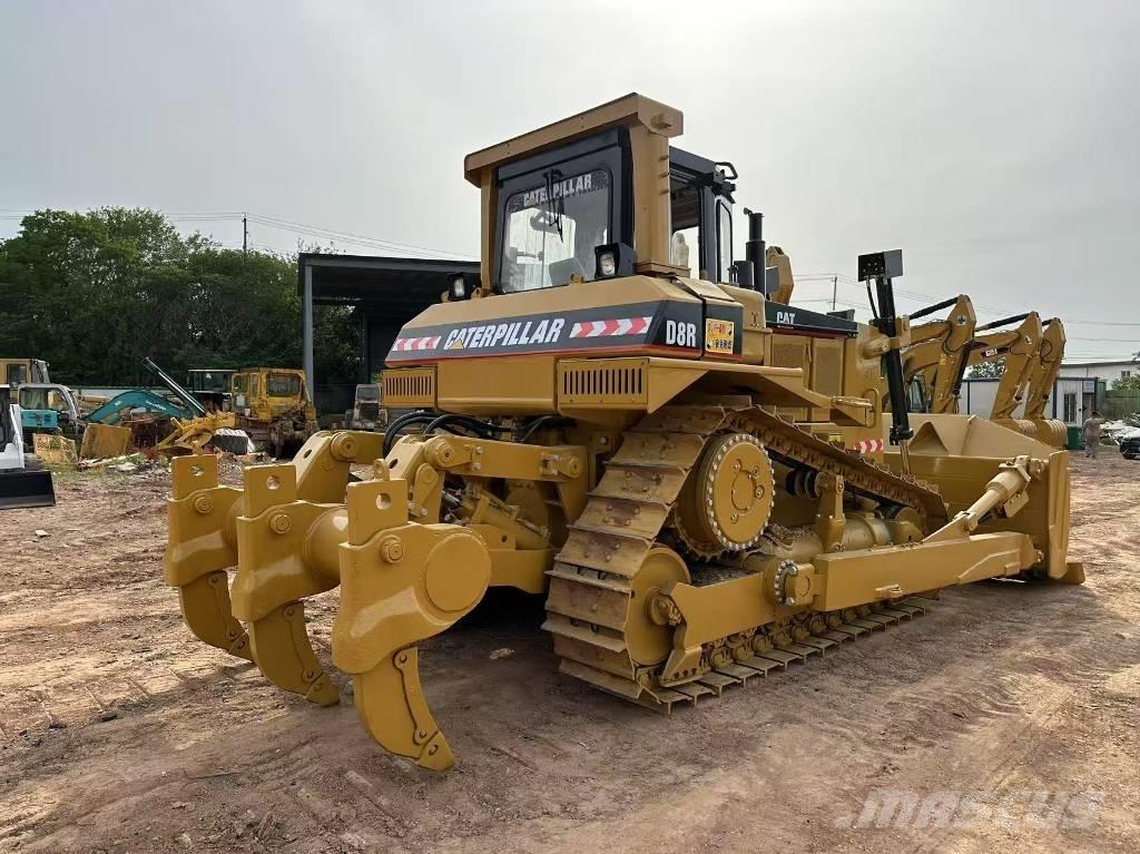 CAT D8R Kāpurķēžu buldozeri