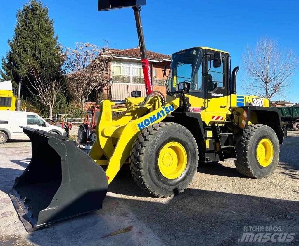 Komatsu WA 320 Iekrāvēji uz riteņiem