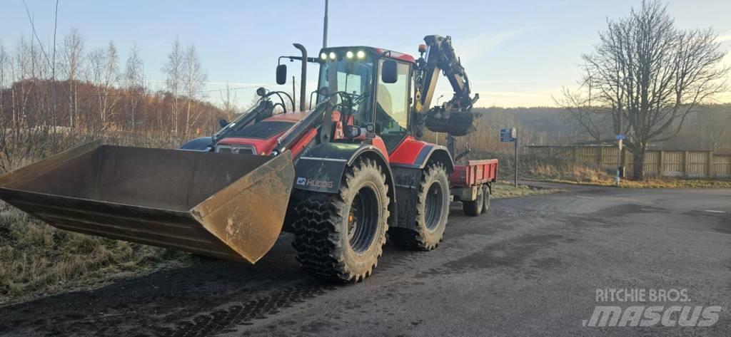 Huddig 1260 C Ekskavatori ar kausu priekšā