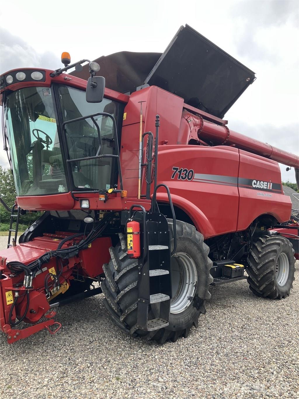 CASE Axial Flow 7130 Ražas novākšanas kombaini