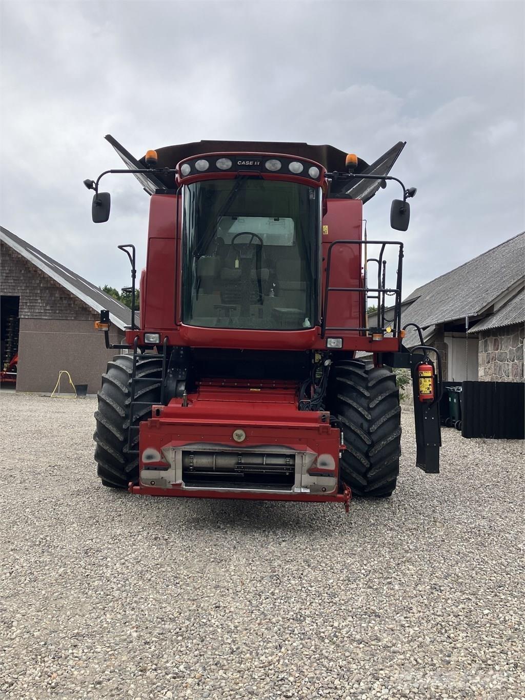 CASE Axial Flow 7130 Ražas novākšanas kombaini