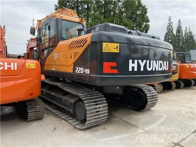 Hyundai Robex 220 LC Kāpurķēžu ekskavatori