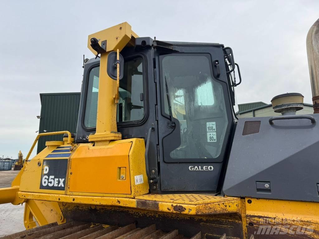 Komatsu D65EX-15 Kāpurķēžu buldozeri