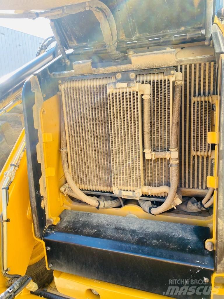 CAT 444  4x4 Ekskavatori-iekrāvēji