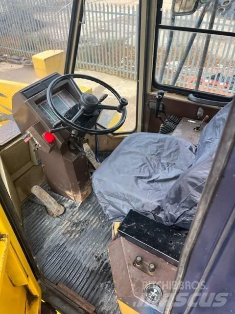 Komatsu WA 600-1 Iekrāvēji uz riteņiem