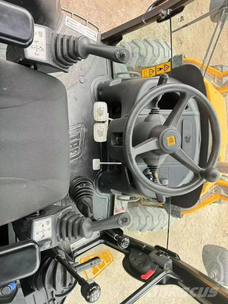 JCB 3 CX Ekskavatori uz riteņiem