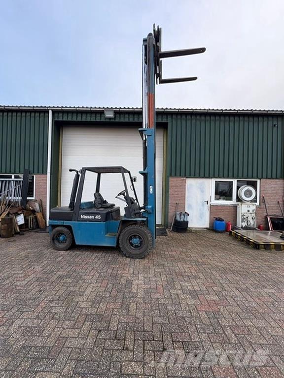 Nissan fd50 Tehnika ar dīzeļa dzinēju