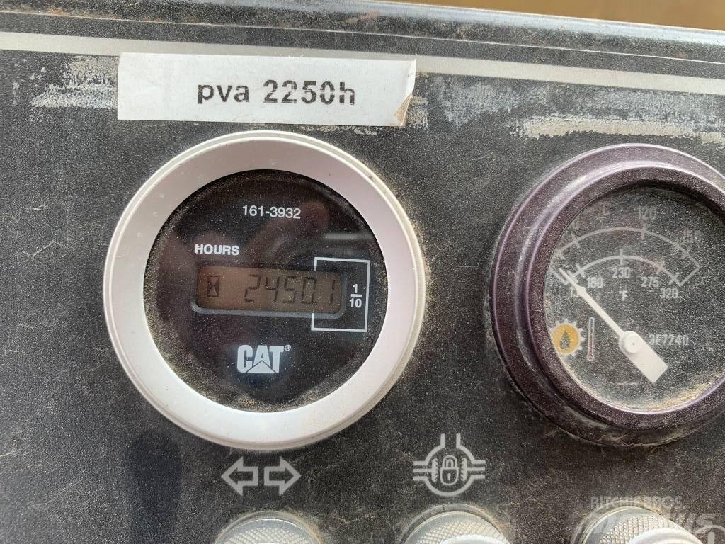 CAT PS 300 B Pneimatiskie veltņi