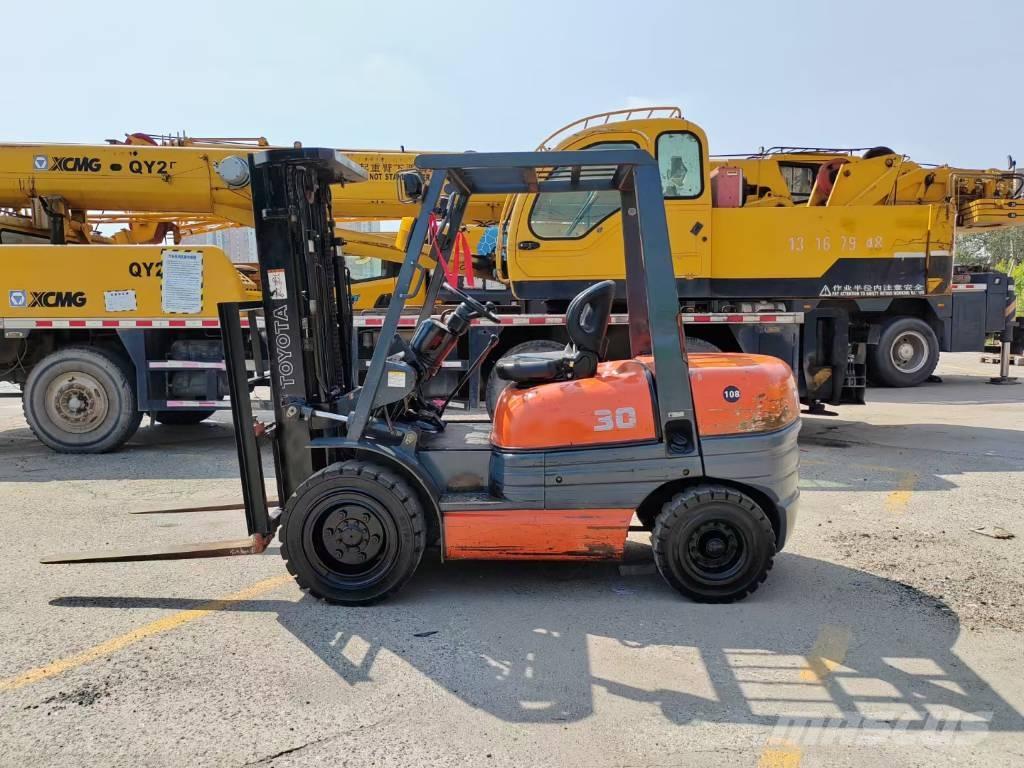 Toyota FD 30 Tehnika ar dīzeļa dzinēju