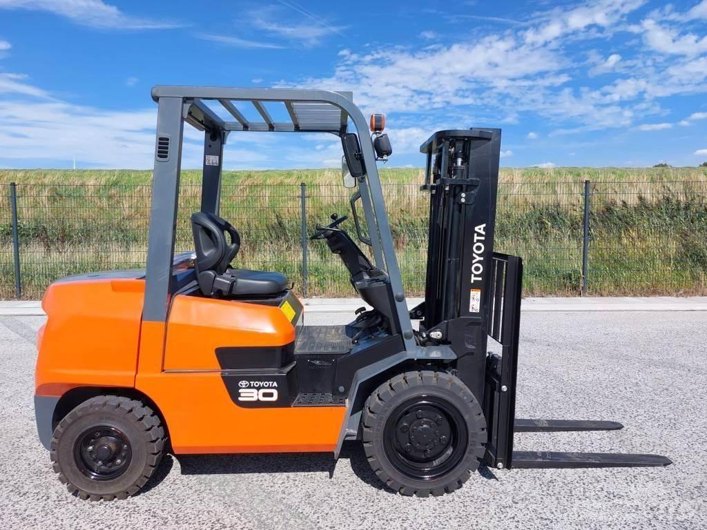 Toyota FDZN30 Tehnika ar dīzeļa dzinēju