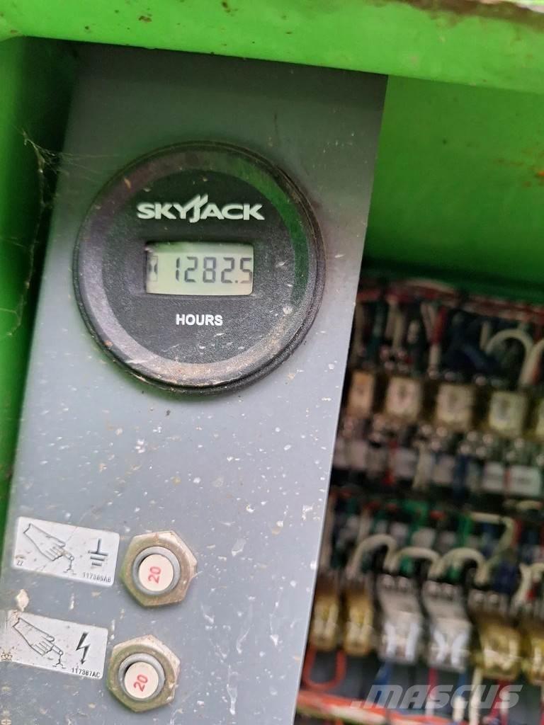 SkyJack SJ-8831 Šķerveida pacēlāji