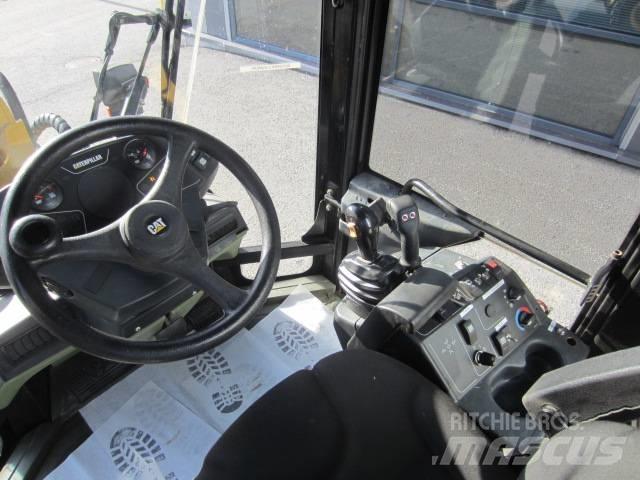 CAT 906 Iekrāvēji uz riteņiem