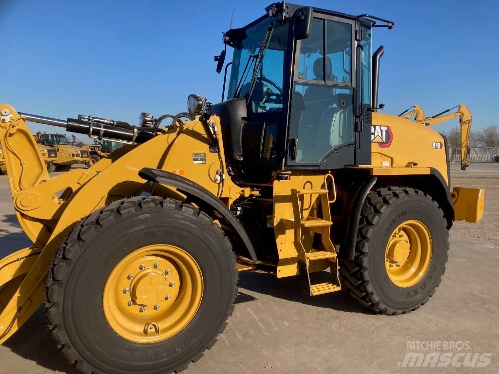 CAT 910 Iekrāvēji uz riteņiem