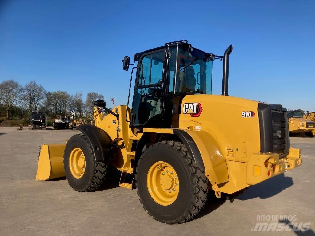 CAT 910 Iekrāvēji uz riteņiem