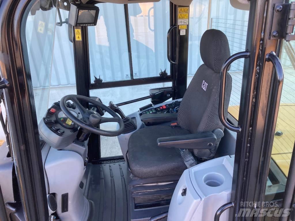 CAT 910 Iekrāvēji uz riteņiem