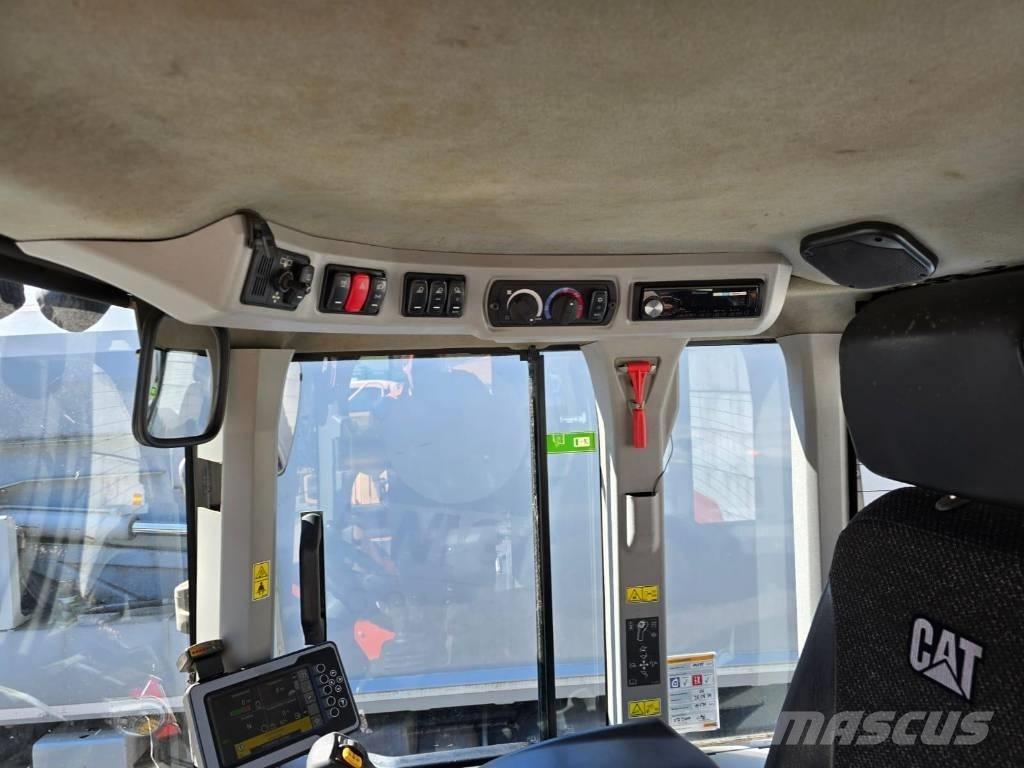 CAT 926M Iekrāvēji uz riteņiem