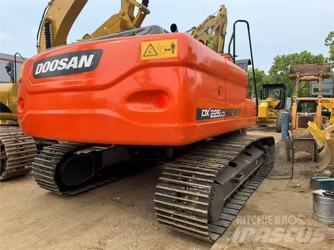 Doosan DX 225 LCA Kāpurķēžu ekskavatori