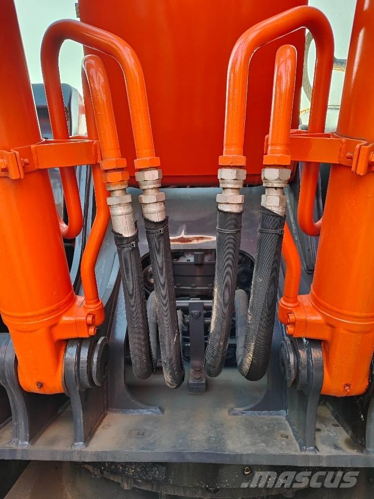 Hitachi ZX 210 Kāpurķēžu ekskavatori