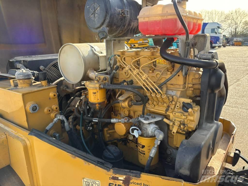 CAT CB 34 B Divvalču grunts veltņi
