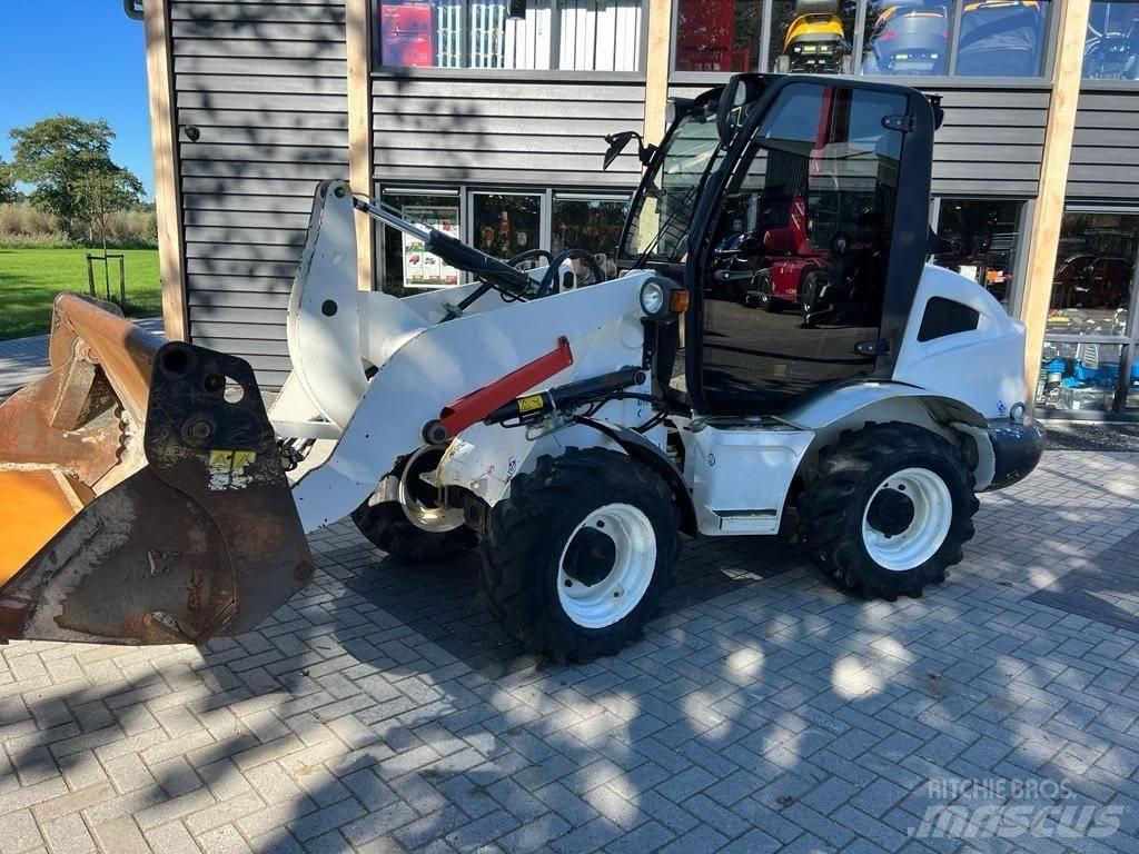 Yanmar 1201 Iekrāvēji uz riteņiem