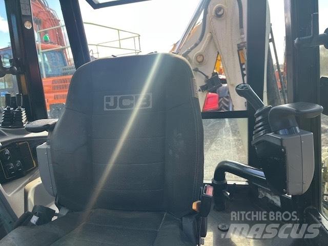 JCB 3CX Compact Ekskavatori-iekrāvēji