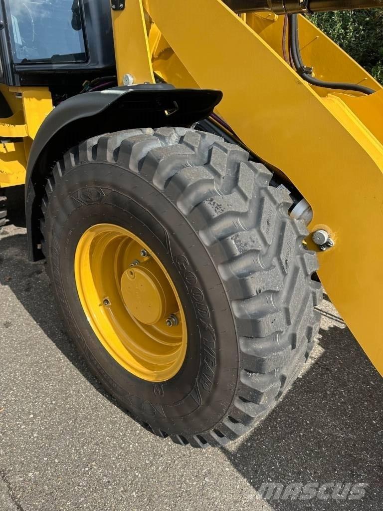 CAT 908 Iekrāvēji uz riteņiem