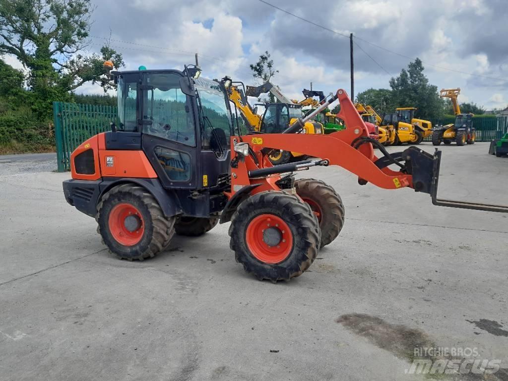 Kubota R 085 Iekrāvēji uz riteņiem
