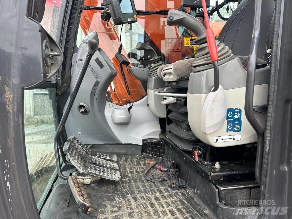 Hitachi ZX225USLC-5 Kāpurķēžu ekskavatori