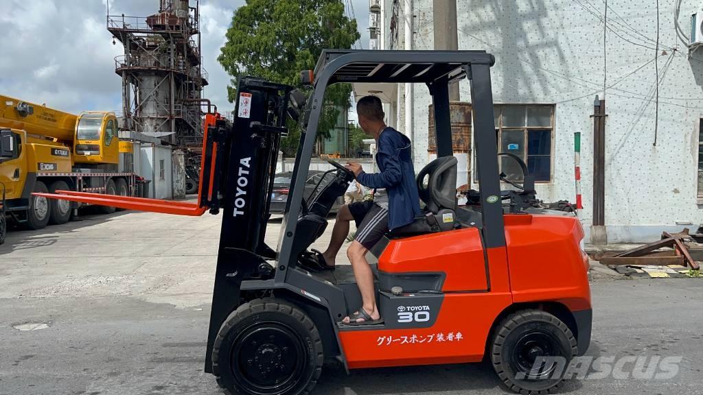 Toyota FD 30 Tehnika ar dīzeļa dzinēju