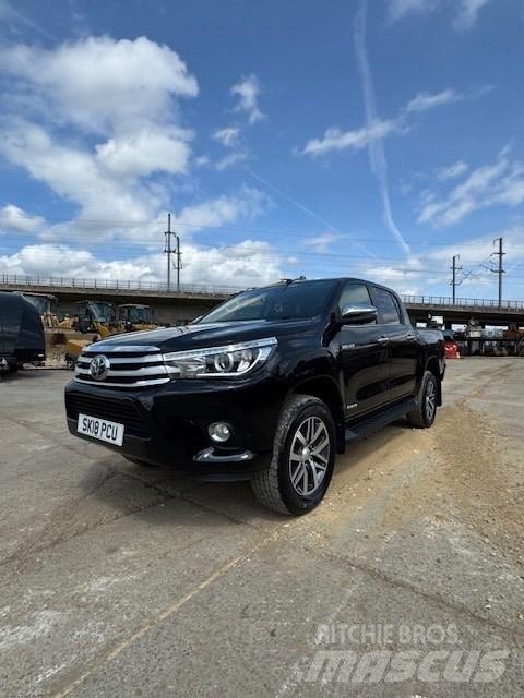 Toyota Hilux Vieglais kravas automobilis/izkraušana no sāniem