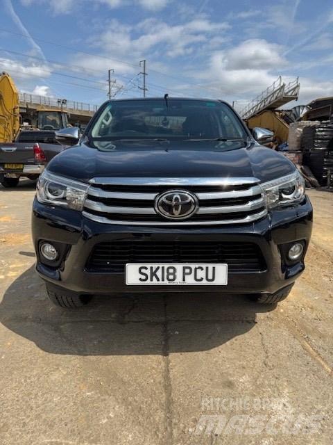 Toyota Hilux Vieglais kravas automobilis/izkraušana no sāniem