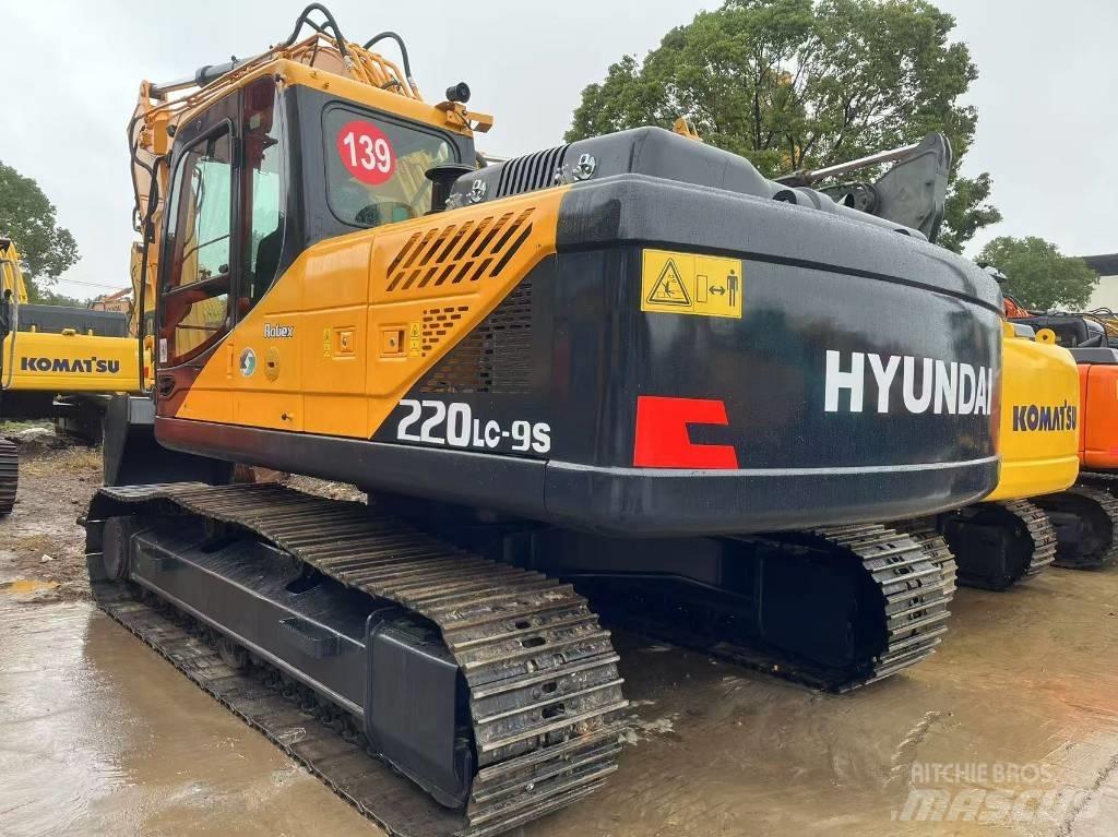 Hyundai R220LC-9S Ekskavatori uz riteņiem