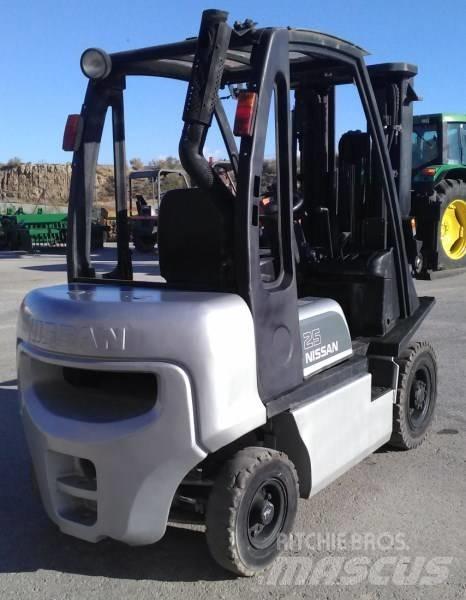 Nissan FD02A25Q Tehnika ar dīzeļa dzinēju