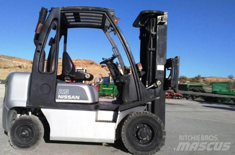 Nissan FD02A25Q Tehnika ar dīzeļa dzinēju