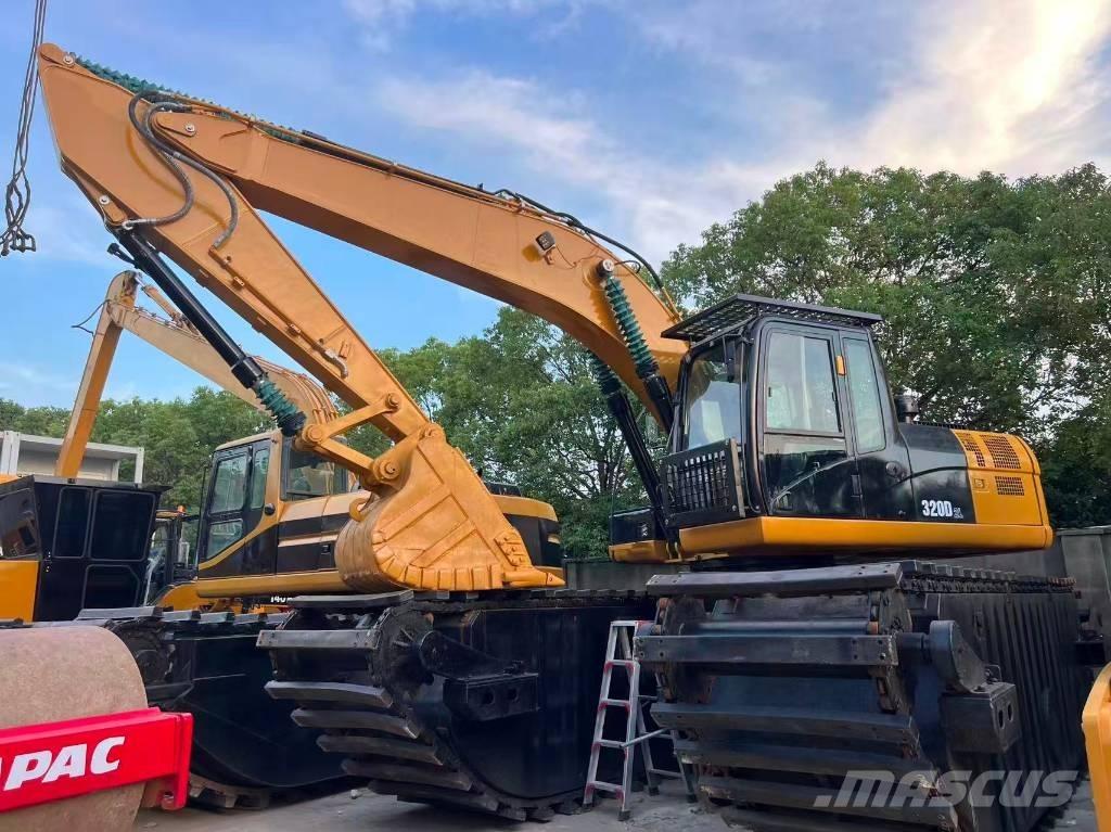 CAT 320D2 Amfībijas tipa ekskavatori