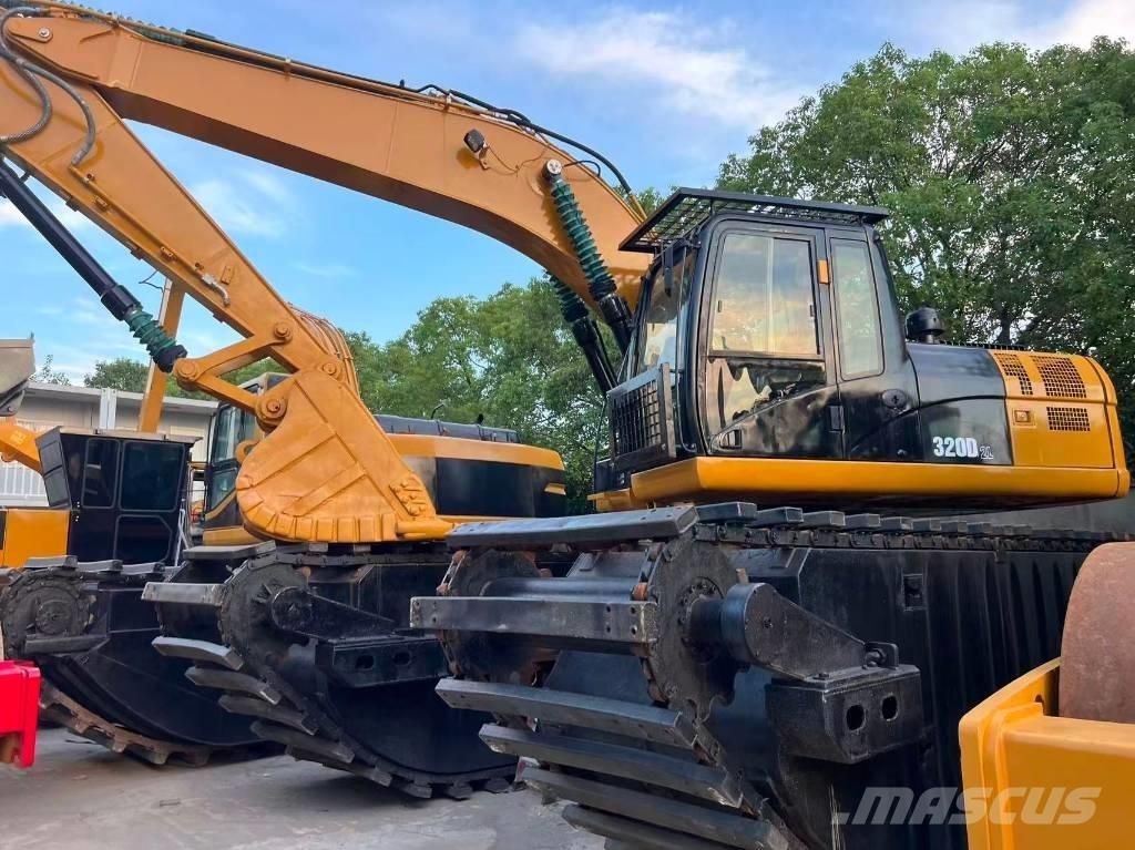 CAT 320D2 Amfībijas tipa ekskavatori