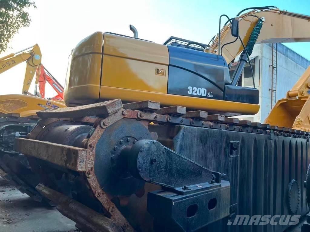 CAT 320D2 Amfībijas tipa ekskavatori