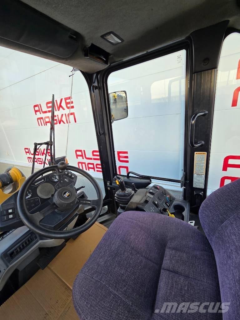 CAT 906 Iekrāvēji uz riteņiem