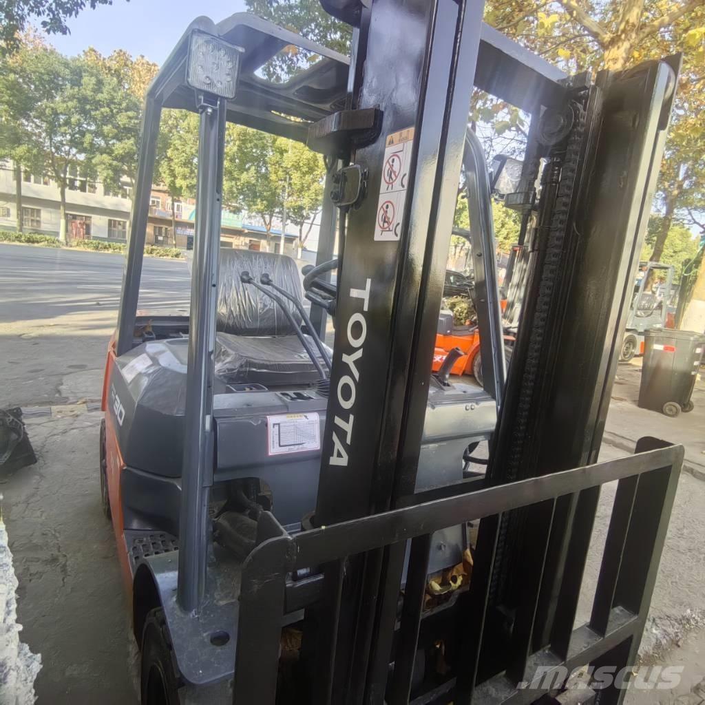  叉车 3t Tehnika ar dīzeļa dzinēju