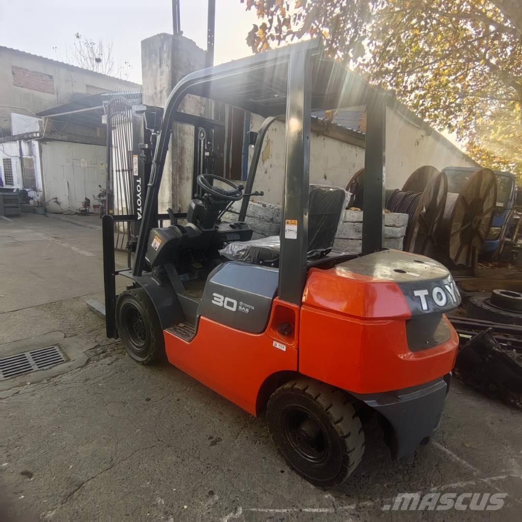  叉车 3t Tehnika ar dīzeļa dzinēju