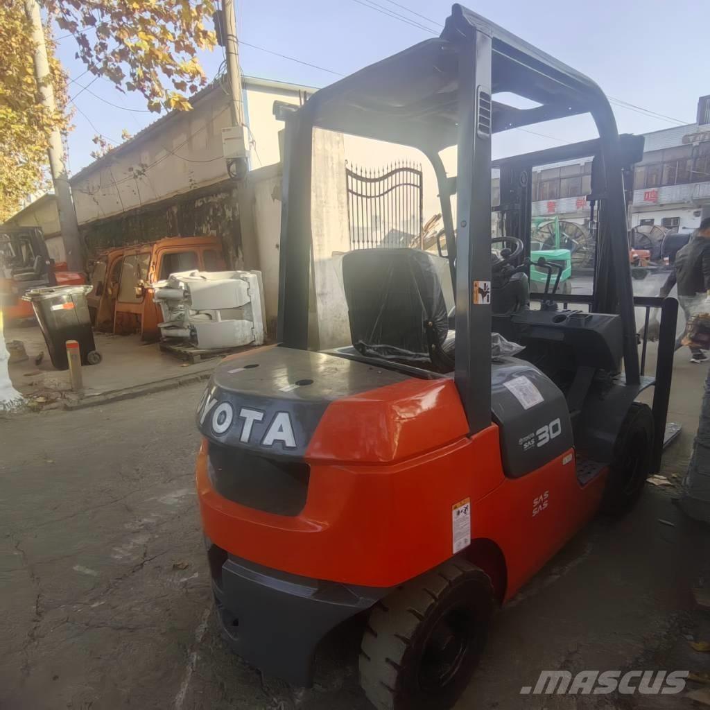  叉车 3t Tehnika ar dīzeļa dzinēju